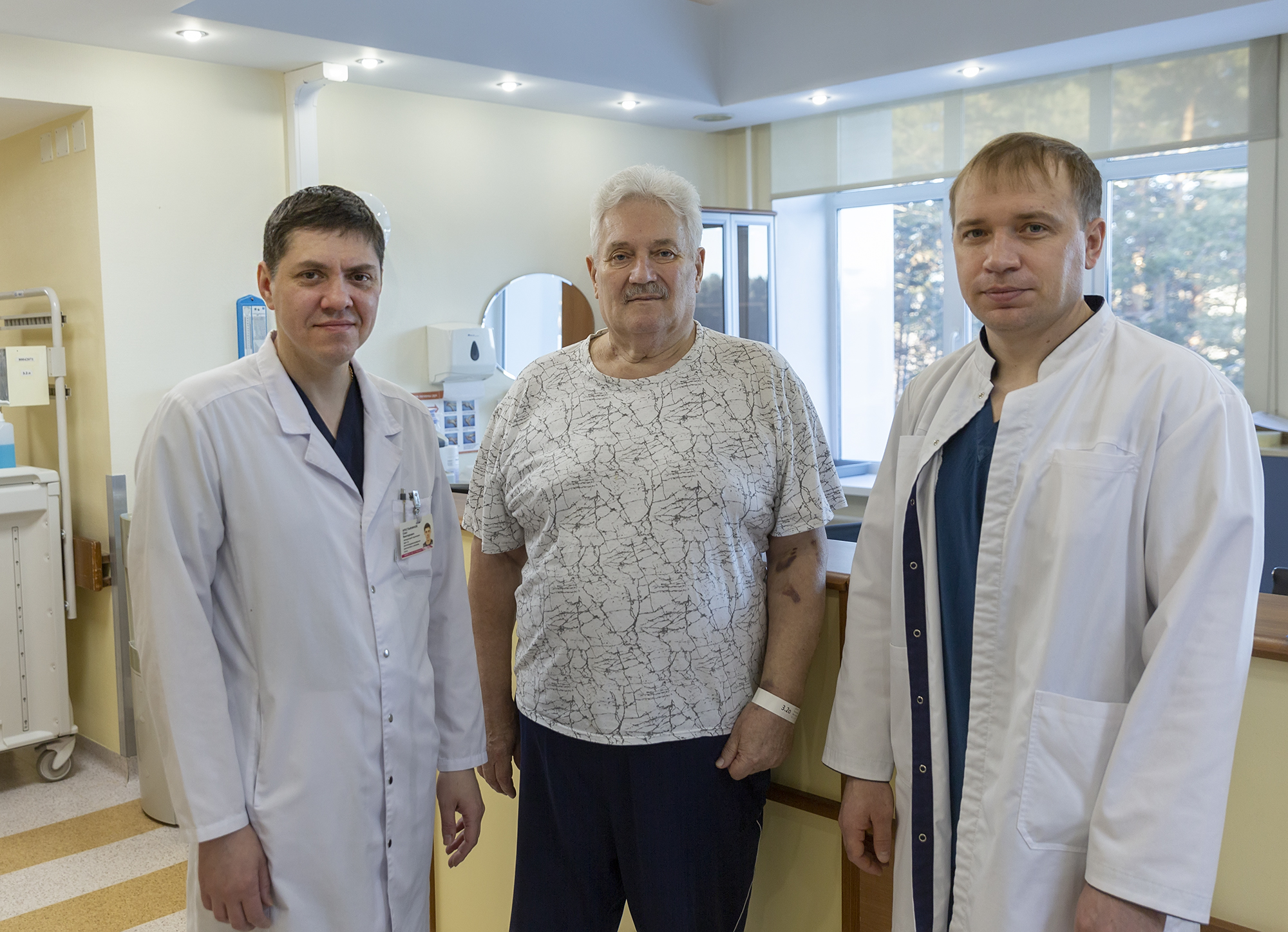 Пациент с хирургами - Олегом Крестьяниновым и Максимом Никитиным. НМИЦ Мешалкина.jpg